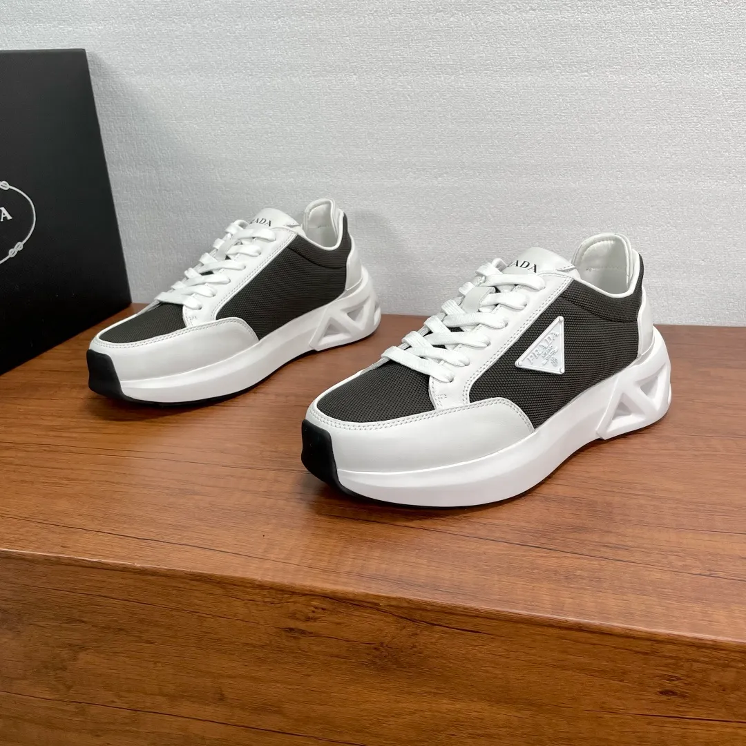 💰720 Code: YS003342 Prada/Prada men's new mesh stitching sneakers. This sneaker presents a modern version, reinterpreting the brand's archive style with clean lines and smooth details. The shoes are made of calf leather and technical fabric, with a triangular metal logo on the outside, bright TPU decoration on the heel, and a longer and padded inner heel design for a more comfortable fit. The tongue is decorated with a silk-screen logo, and is paired with a hollow rubber sole on the heel. The full cowhide lining comes standard with logo cowhide foot pads, making the upper foot taller, more comfortable, and versatile! Comes with full original packaging! Code number: 39-40-41-42-43-44 Standard leather shoe size (45 can be customized and returns are not supported) Item number: 2EE918 mesh dark green